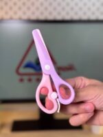 ⁦مقص بلاستيك لونين⁩ - الصورة ⁦2⁩