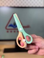 ⁦مقص بلاستيك لونين⁩ - الصورة ⁦3⁩